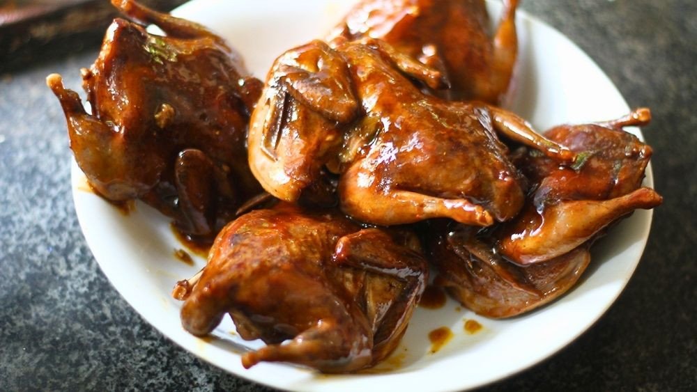 Chim cút đang được nướng trong nồi chiên không dầu