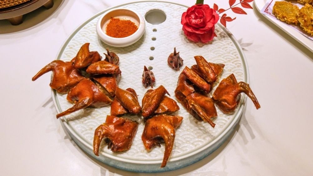 Chim cút nướng ngũ vị vàng ươm hấp dẫn trên đĩa