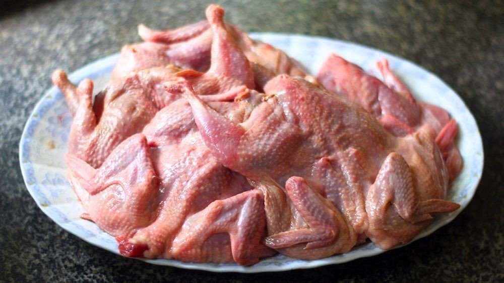 Chim cút tươi đã sơ chế cùng gừng, hành, tỏi nướng