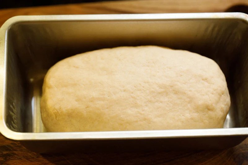 Cho hỗn hợp bánh mì yến mạch vào khuôn