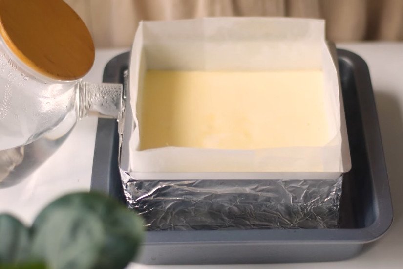 Cho hỗn hợp bột vào khuôn để nướng bánh Castella