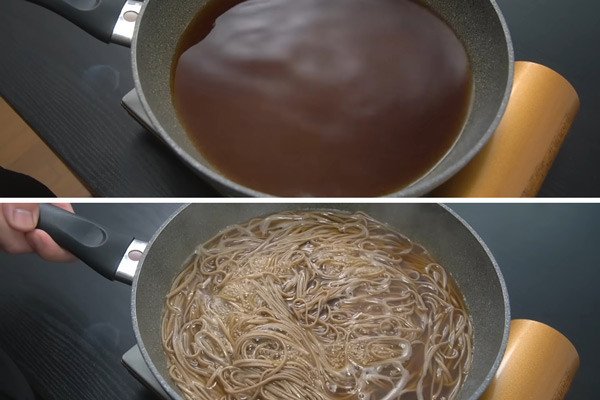 Cho mì soba đã luộc vào nước dùng nóng