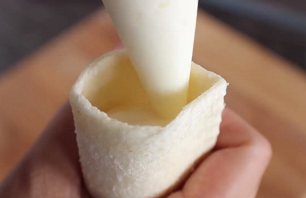 Cho nhân sữa chua vào vỏ bánh sandwich đã chuẩn bị