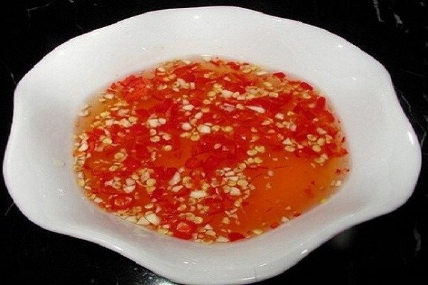 Cho ớt băm vào nước mắm