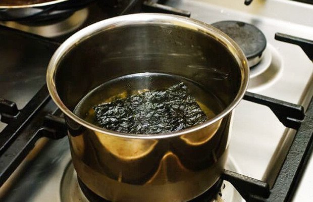 cho rong biển vào nồi canh chay