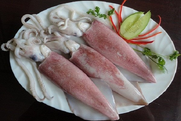 Chọn mực ống tươi ngon làm gỏi mực Thái Lan