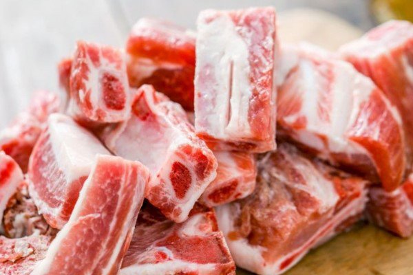 Chọn sườn non có lẫn nạc và sụn để nấu bún bung sườn Hà Nội