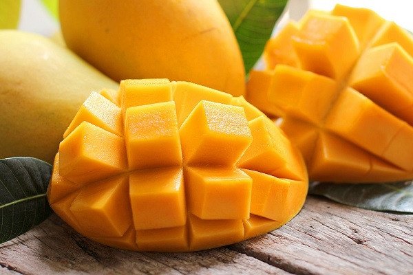 Cách Làm Bánh Tráng Xoài Dẻo Thơm Chuẩn Vị Nha Trang Chọn xoài chín vàng ươm để làm bánh tráng xoài ngon
