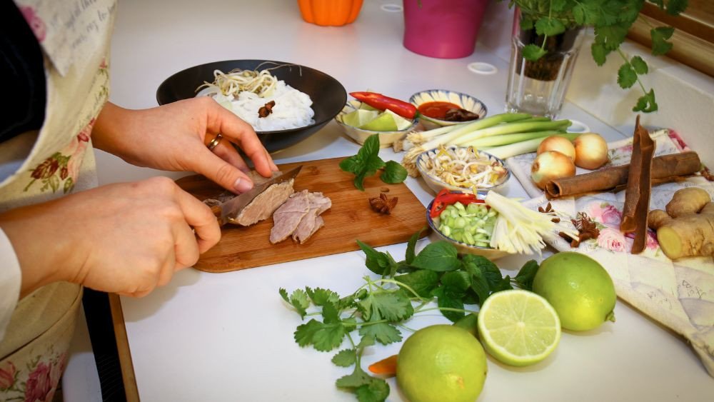 Chuẩn bị bánh phở và thịt bò tươi ngon để chan nước dùng