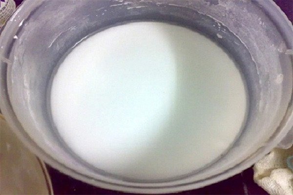 Chuẩn bị bột gạo và nước để làm bún tươi truyền thống