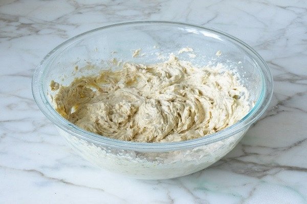 chuẩn bị bột làm bánh muffin chuối