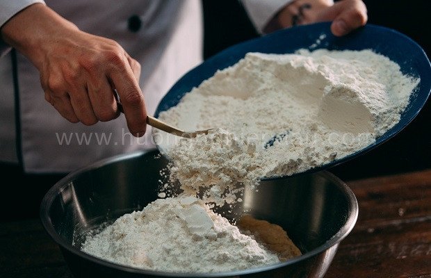 Chuẩn bị bột mì và các nguyên liệu làm vỏ bánh Crepe mặn trong âu trộn