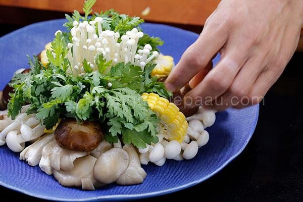 chuẩn bị các nguyên liệu ăn kèm lẩu gà nấm