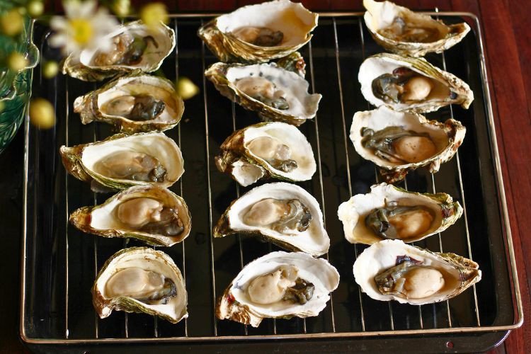 Chuẩn bị hàu đã tách vỏ và phủ sốt mỡ hành, sẵn sàng cho vào nồi chiên không dầu.
