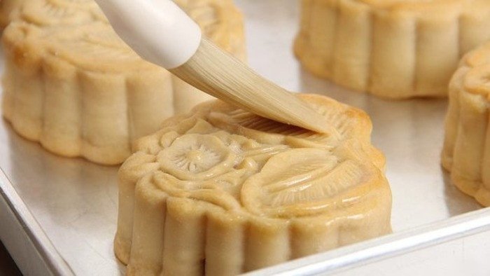 Chuẩn bị hỗn hợp để phết lên trên mặt bánh