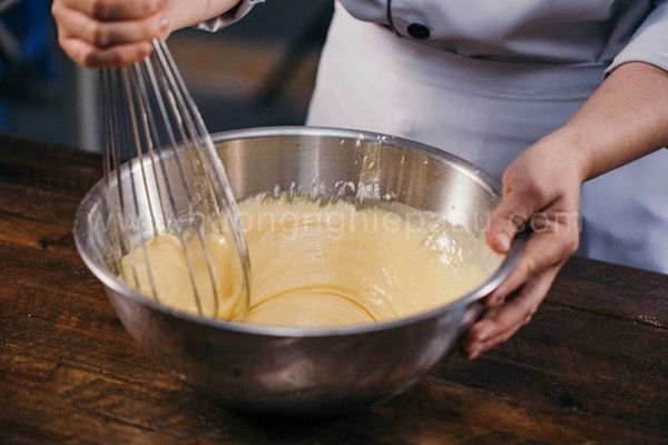 Chuẩn bị hỗn hợp lòng đỏ trứng mịn màng