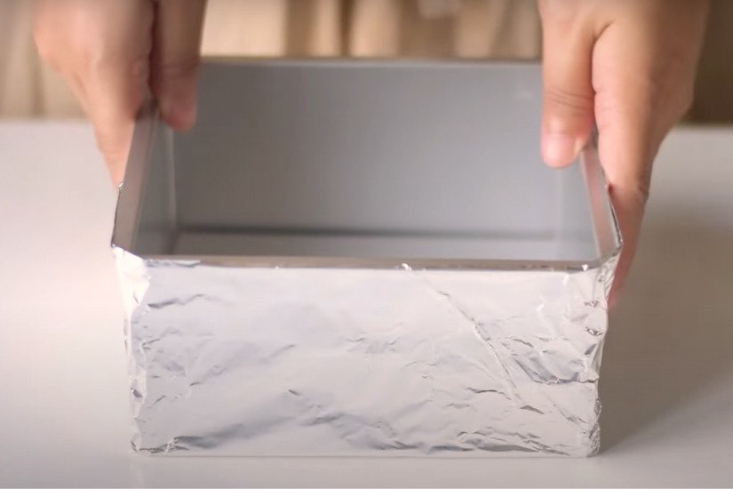 Chuẩn bị khuôn bánh Castella bằng nồi chiên không dầu