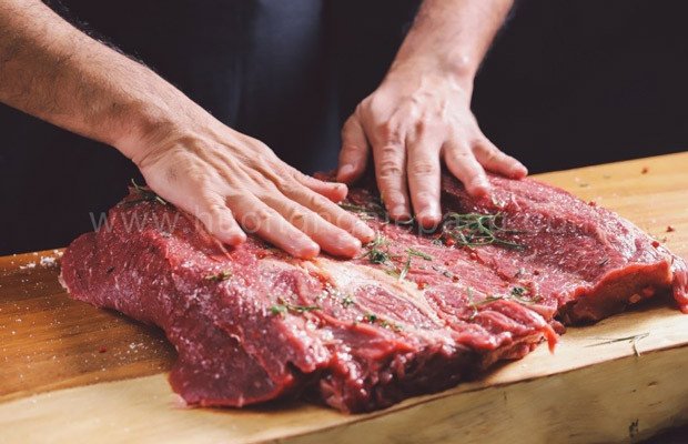 Chuẩn bị miếng thịt bò tảng lớn để ướp gia vị trước khi nướng