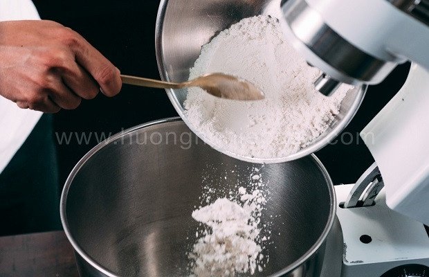 Chuẩn bị nguyên liệu làm bánh bao chay trong âu trộn lớn