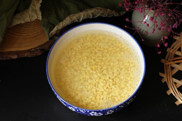 Chuẩn bị nguyên liệu làm bánh xu xê truyền thống với đậu xanh và bột năng