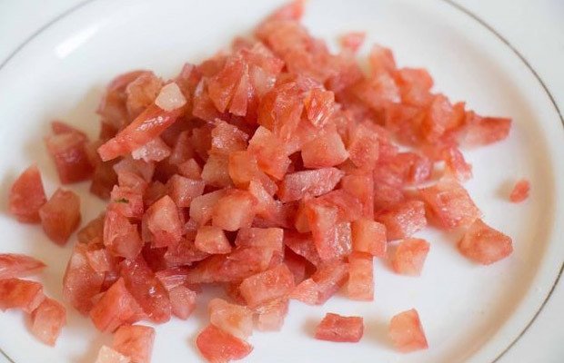 Chuẩn bị nhân chả giò tàu hũ ky với lạp xưởng băm nhuyễn
