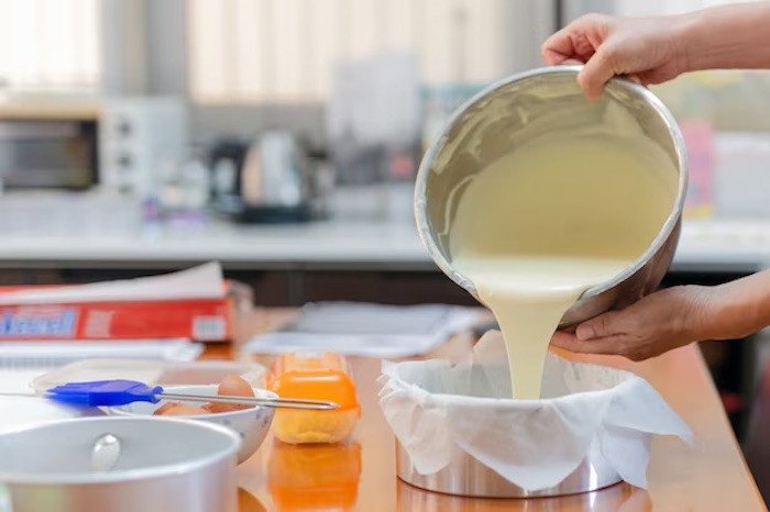 Chuẩn bị nướng bánh bông lan: Đổ bột vào khuôn