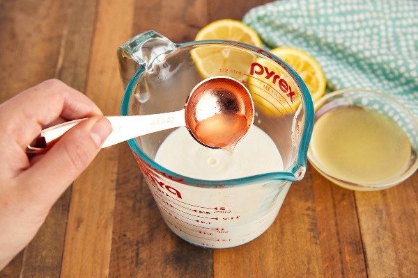 Chuẩn bị sữa lên men cho cốt bánh cupcake sinh nhật mềm xốp
