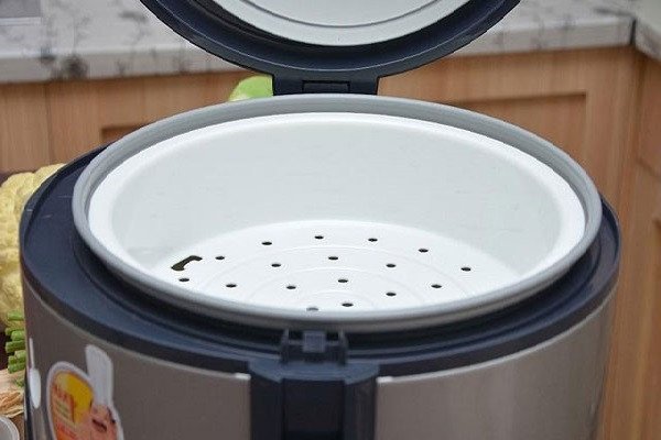 Cách Nấu Xôi Vò Đậu Xanh Hạt Sen Tơi Xốp Bằng Nồi Cơm Điện Chuẩn bị xửng hấp để nấu xôi vò đậu xanh hạt sen