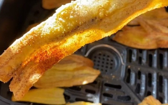 Chuối được sấy giòn trong nồi chiên không dầu đều và đẹp