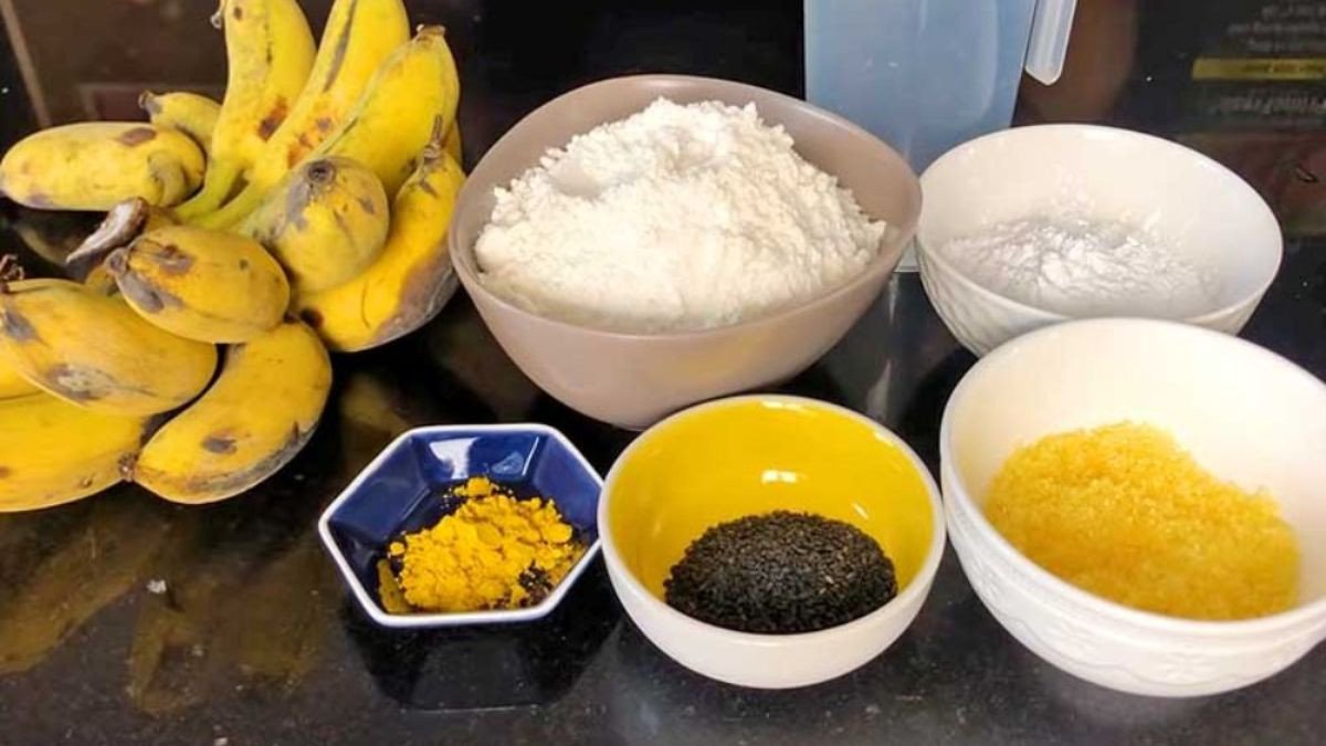 Chuối sứ chín mềm cùng các nguyên liệu chuẩn bị làm bánh chuối hấp