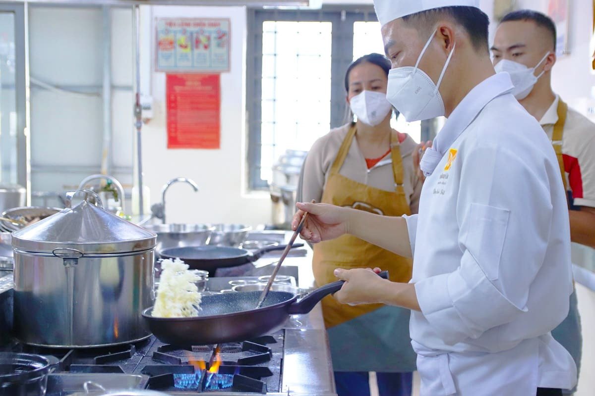 Chuyên gia ẩm thực hướng dẫn kỹ thuật tráng bánh cuốn mỏng và đều tay