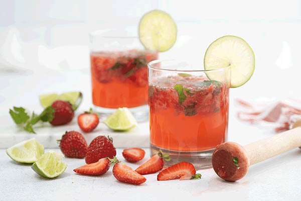 Cocktail Kombucha dâu tây bạc hà tươi mát