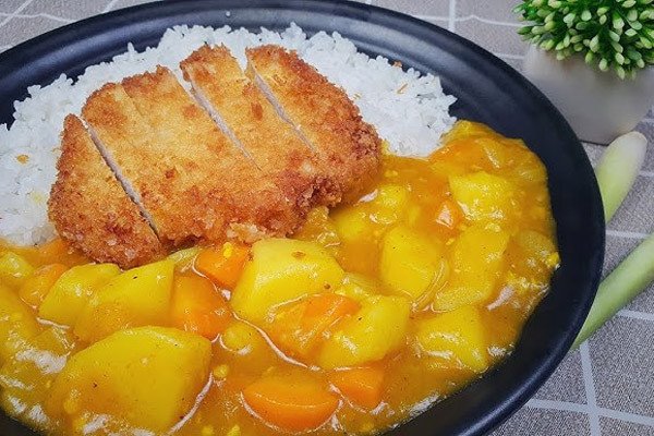 Cơm cà ri thịt heo chiên xù kiểu Nhật
