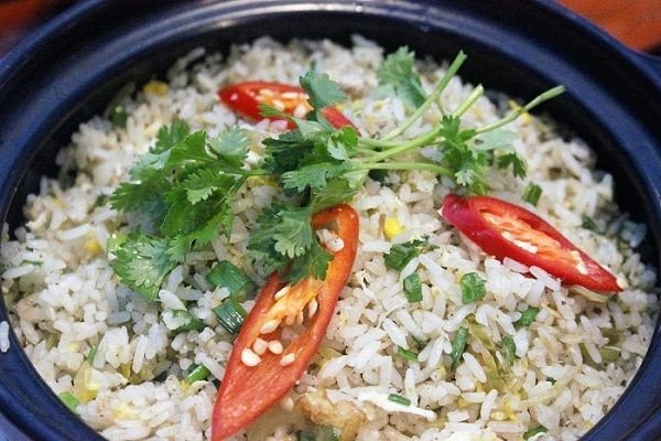 cơm chiên cá mặn thơm ngon bày trí đẹp mắt