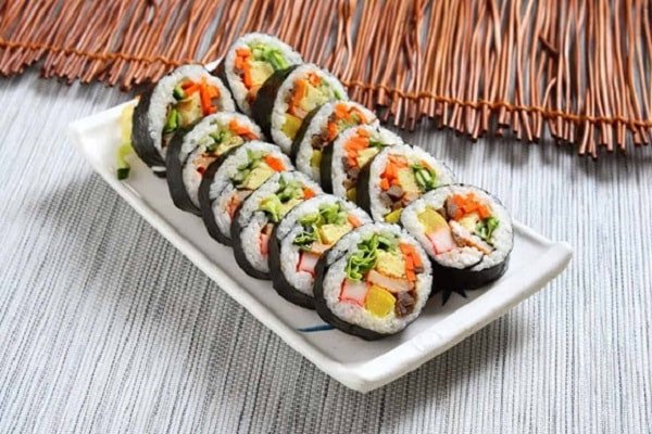 Cơm cuộn Hàn Quốc sau khi hoàn thành và cắt lát