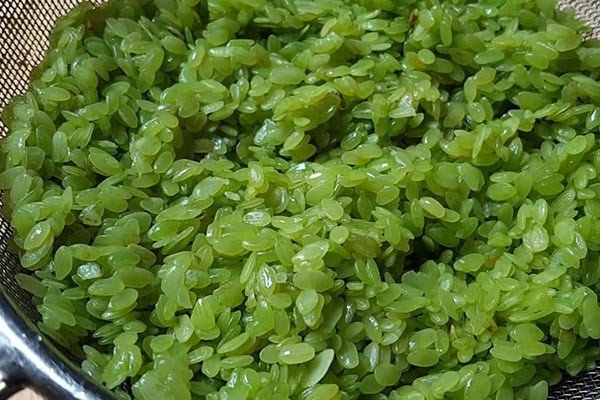Cốm dẹp đã rửa sạch sẵn sàng để nấu chè cốm
