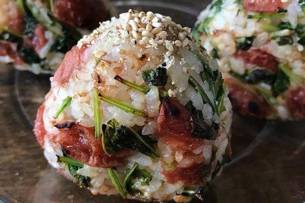 Cơm nắm Onigiri thịt xông khói hấp dẫn chuẩn vị Nhật