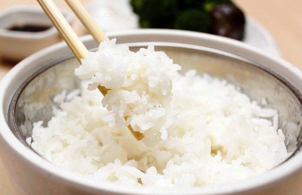 Cơm trắng đã nấu chín được làm nguội và cho vào tủ lạnh để hạt cơm săn chắc, chuẩn bị cho món cơm chiên tỏi trứng.