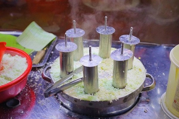 Công đoạn hấp bánh ống lá dứa truyền thống thơm lừng