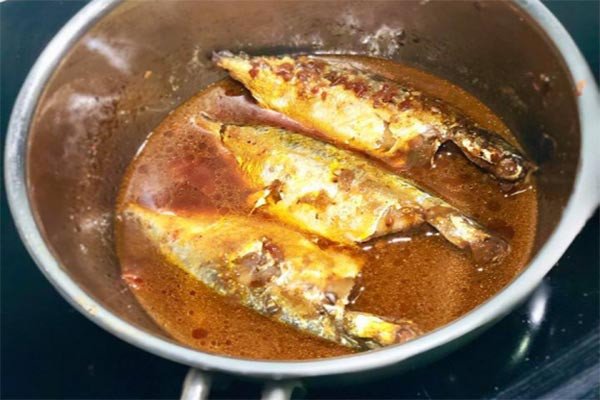 Công đoạn kho cá bạc má