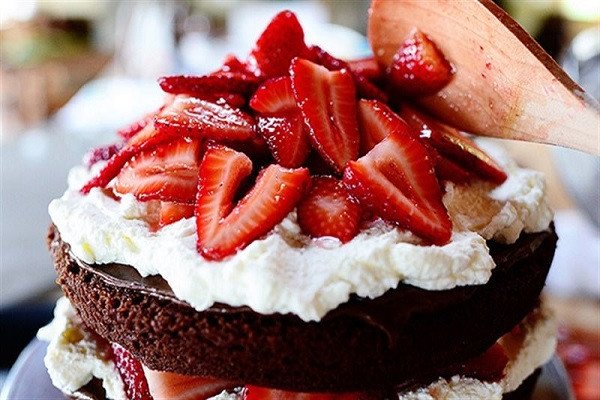 Cốt bánh bông lan chocolate thơm ngon, biến tấu cho bánh kem dâu tây