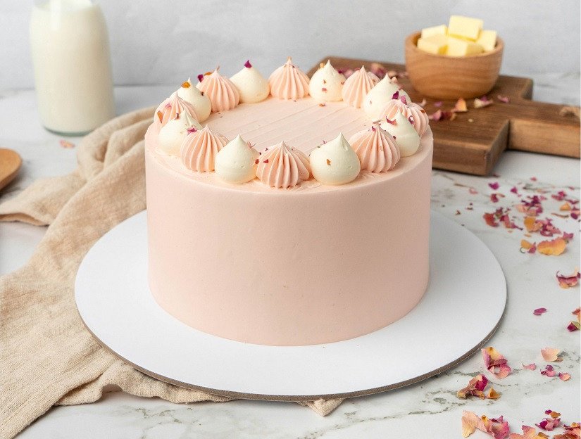 Cốt bánh sinh nhật đang được nướng trong nồi chiên không dầu