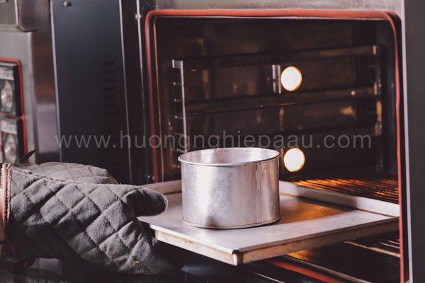 Cốt bánh trà sữa bông lan đang nướng trong lò thơm lừng