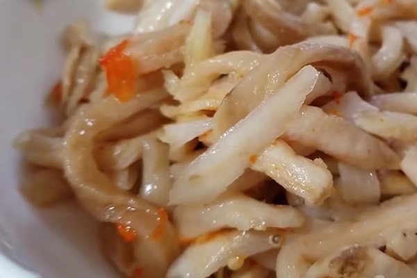 củ cải khô ướp gia vị chuẩn bị cho bún thang