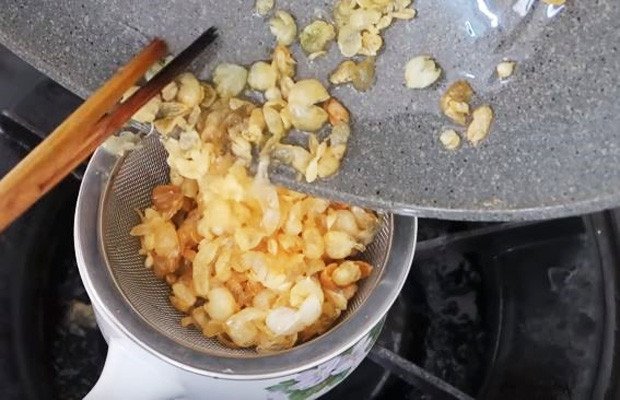 Củ nén được phi vàng thơm để chế biến nước nhân Mì Quảng Tôm Thịt đặc trưng