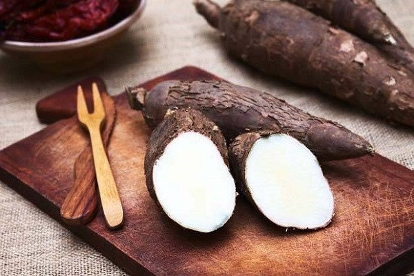Bí Quyết Nấu Bánh Cay Miền Tây Giòn Rụm Thơm Ngon Củ sắn tươi chuẩn bị làm bánh cay