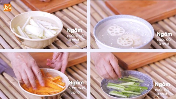 Củ sen và các loại rau củ đang được sơ chế để ngâm chua ngọt, đảm bảo độ tươi ngon