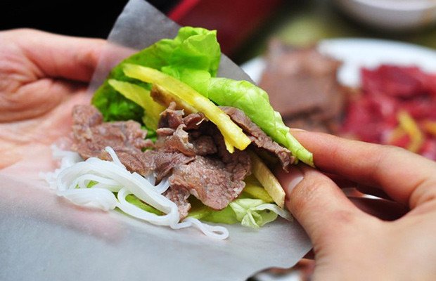 Cuốn bò nhúng giấm cùng bún tươi và rau sống thanh mát