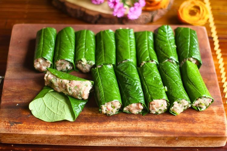 Cuộn chả lá lốt đúng cách