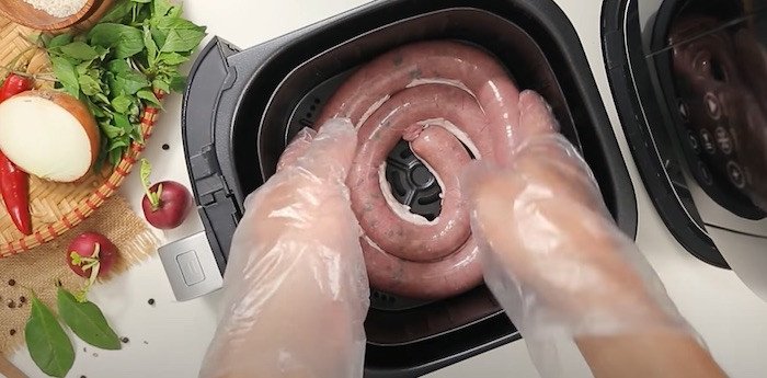 Cuộn dồi sụn thành vòng và đặt vào khay chiên nồi không dầu
